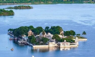 Ultimate Udaipur Heritage Walk: Temples to Stepwells